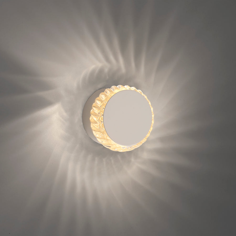 Effet lumineux projeté sur le mur, ombres en spirale créées par l'anneau cristal