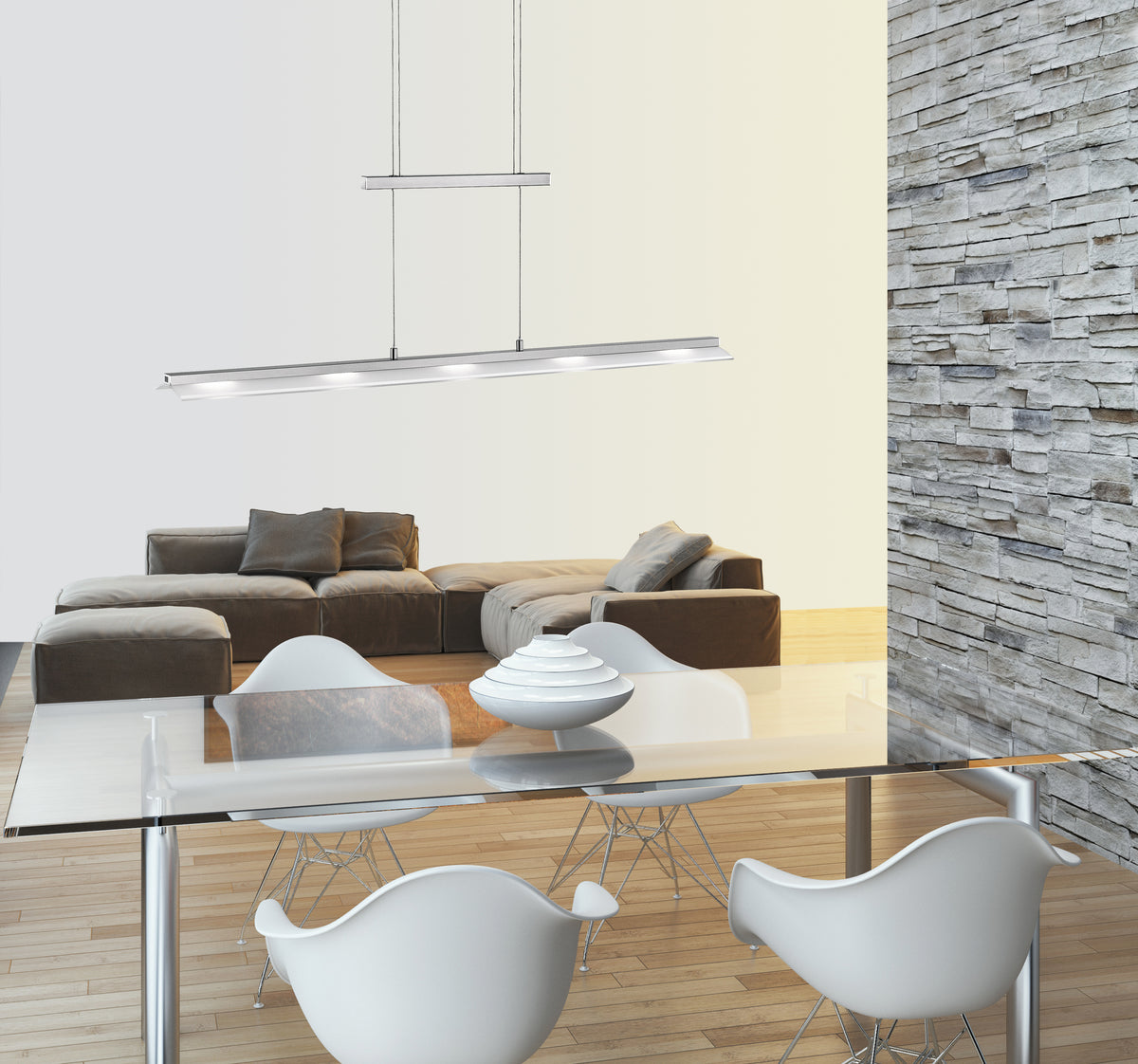 Suspension linéaire éclairant une table à manger en verre dans un intérieur moderne.