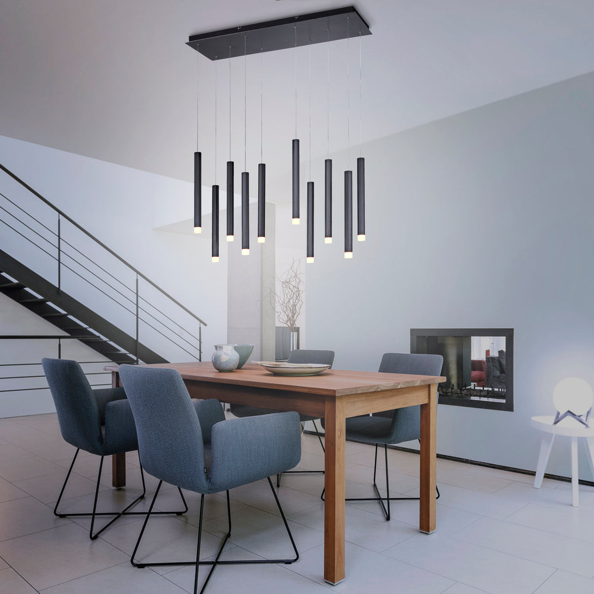 Mise en ambiance au-dessus d'une table à manger en bois dans un intérieur moderne.