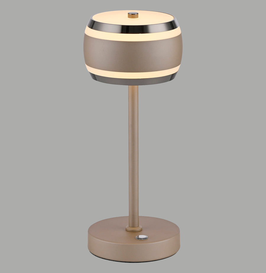 Lampe à poser vue de face sur fond gris, abat-jour cylindrique marron et bande chromée