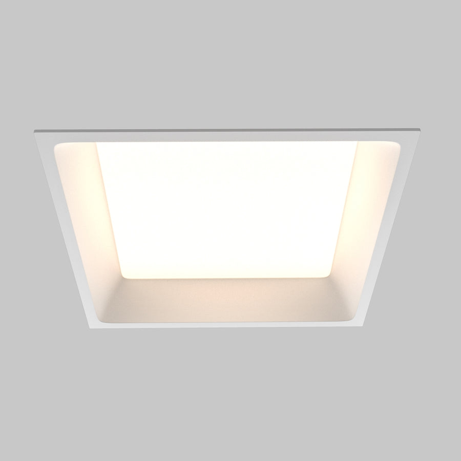 Vue de face légèrement inclinée du spot encastré carré blanc.