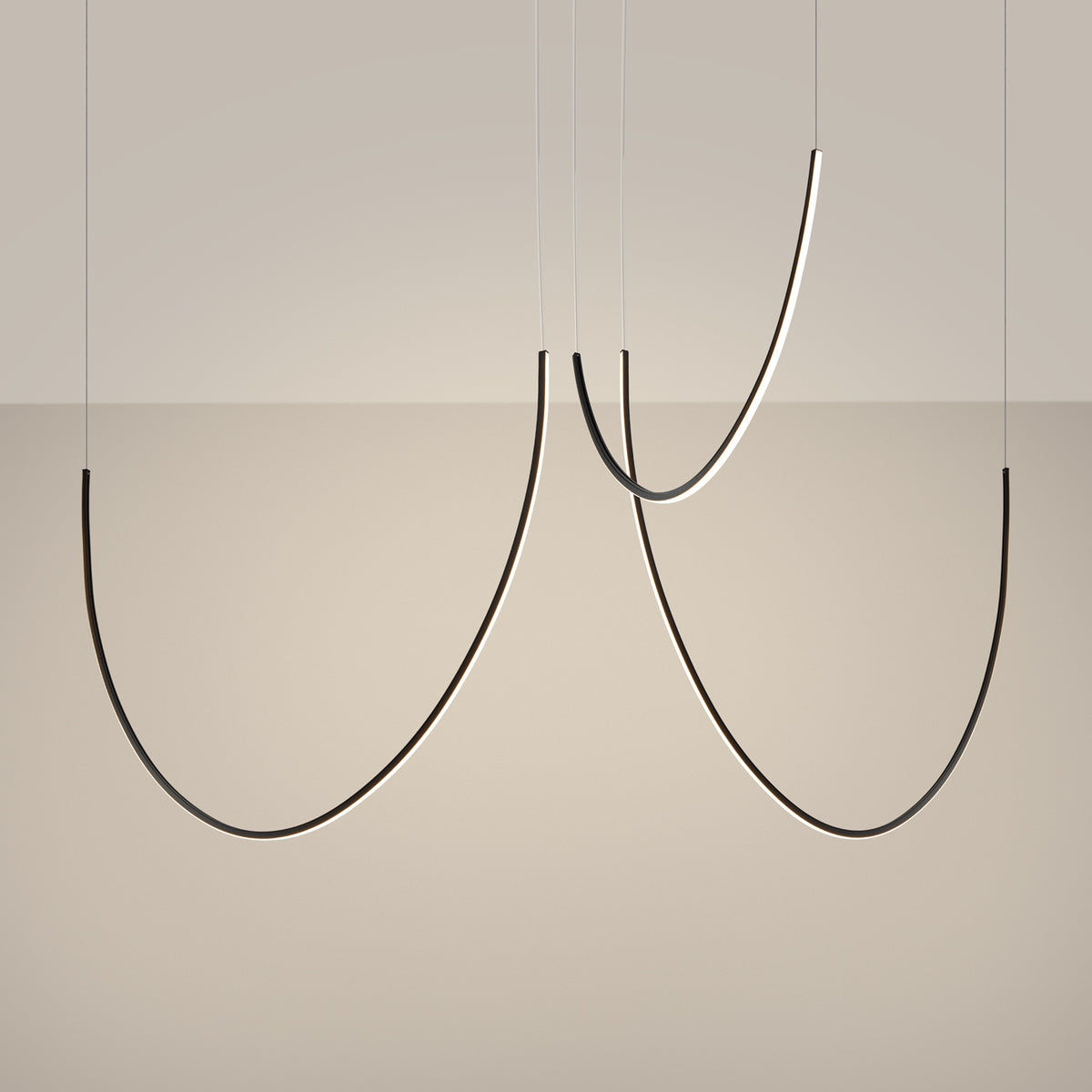 Le luminaire allumé, diffusion d'une lumière chaude le long des tubes incurvés