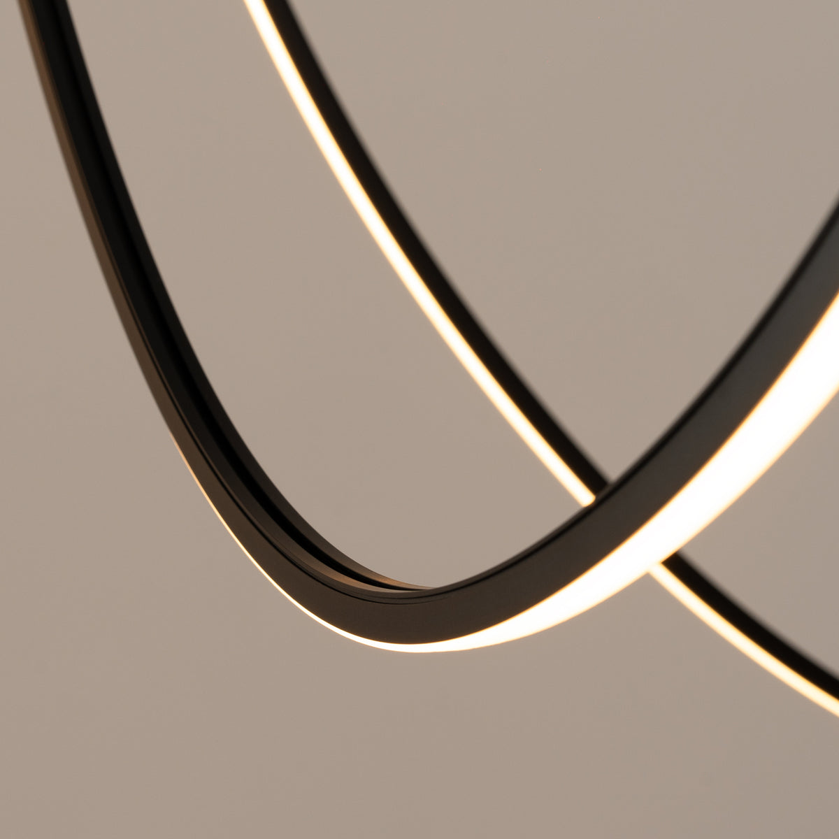 Détail rapproché du ruban LED incurvé et de sa bordure noire fine