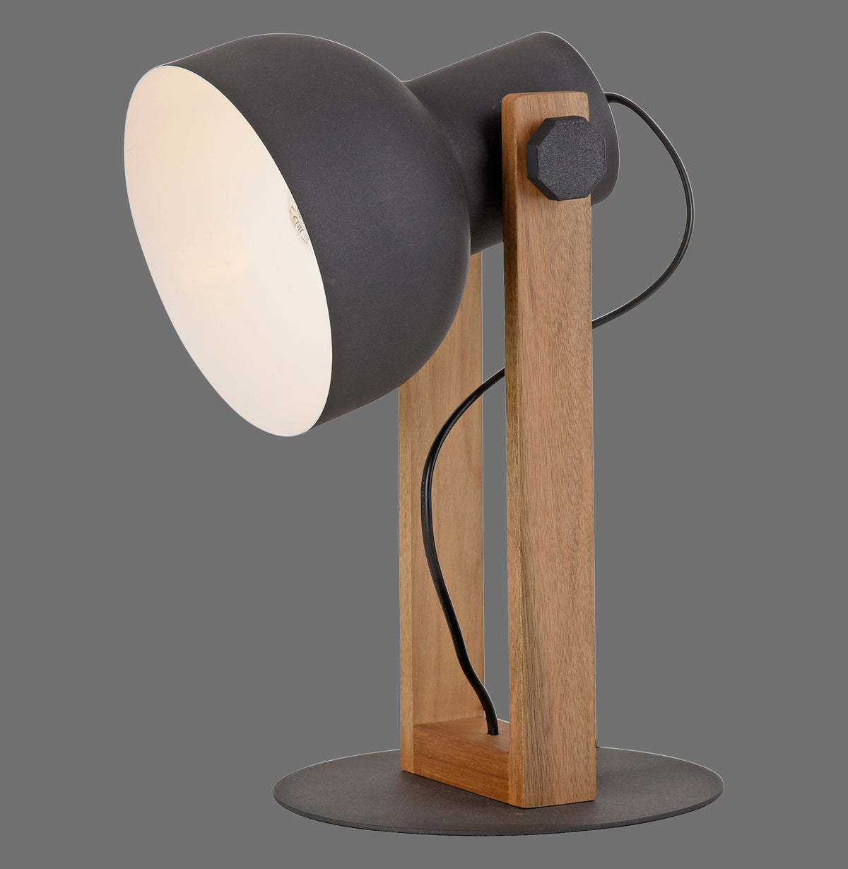 Lampe à poser noire et bois vue de trois quarts sur fond gris anthracite.
