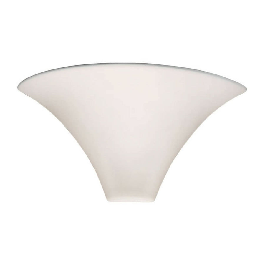 Vue de face du luminaire blanc en céramique, isolé sur fond blanc.
