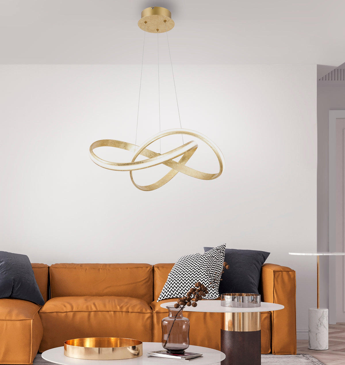 Mise en ambiance dans un salon avec canapé ocre et coussins graphiques