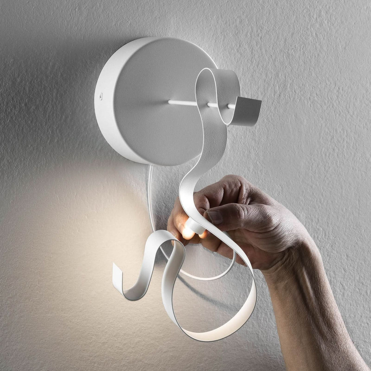 Applique murale LED Curve en acier, blanc, hauteur 29 cm