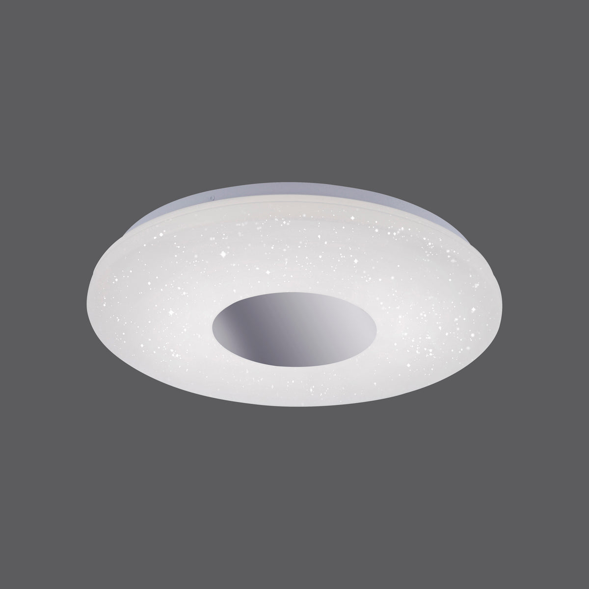 Plafonnier rond blanc vu de dessous, diffuseur moucheté d'étoiles et trou central