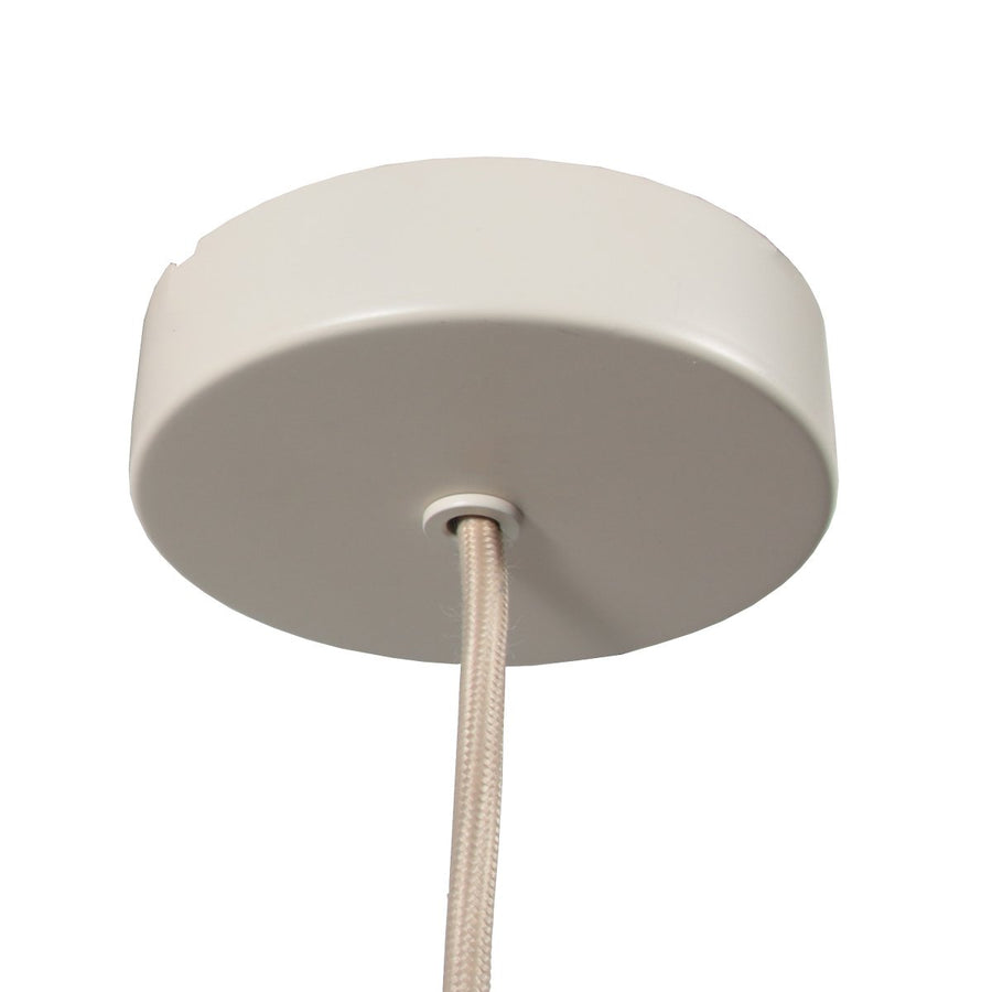 Détail de la rosace ronde blanche et du câble textile beige