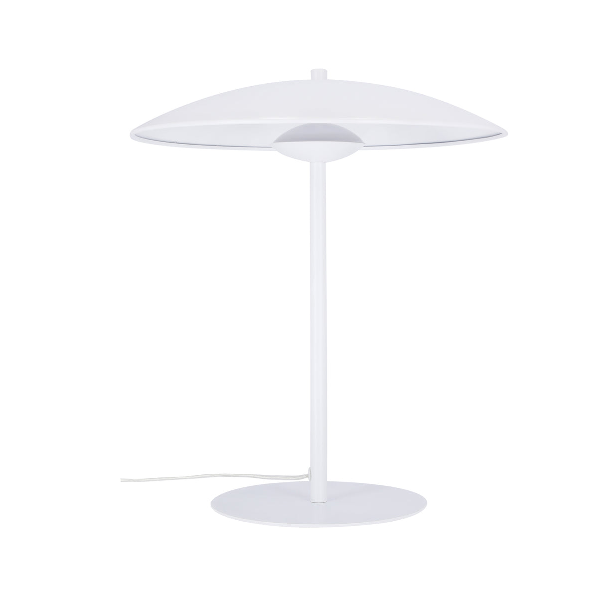 Lampe à poser blanche de profil sur fond blanc, abat-jour large et socle rond.