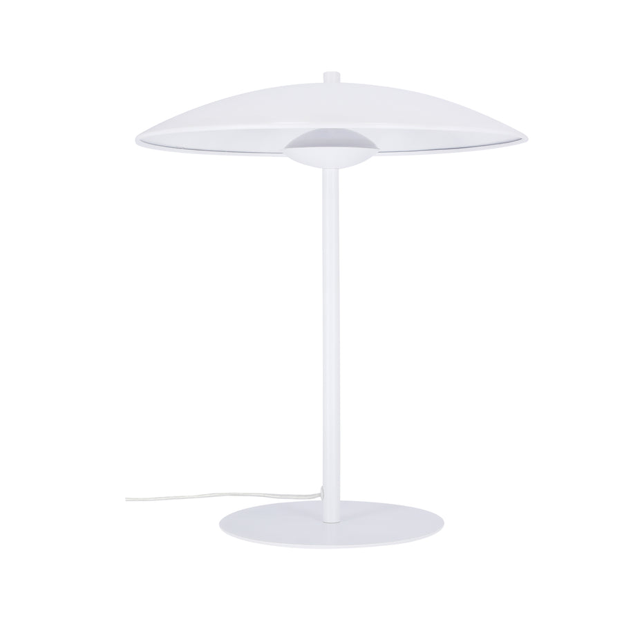 Lampe à poser blanche de profil sur fond blanc, abat-jour large et socle rond.