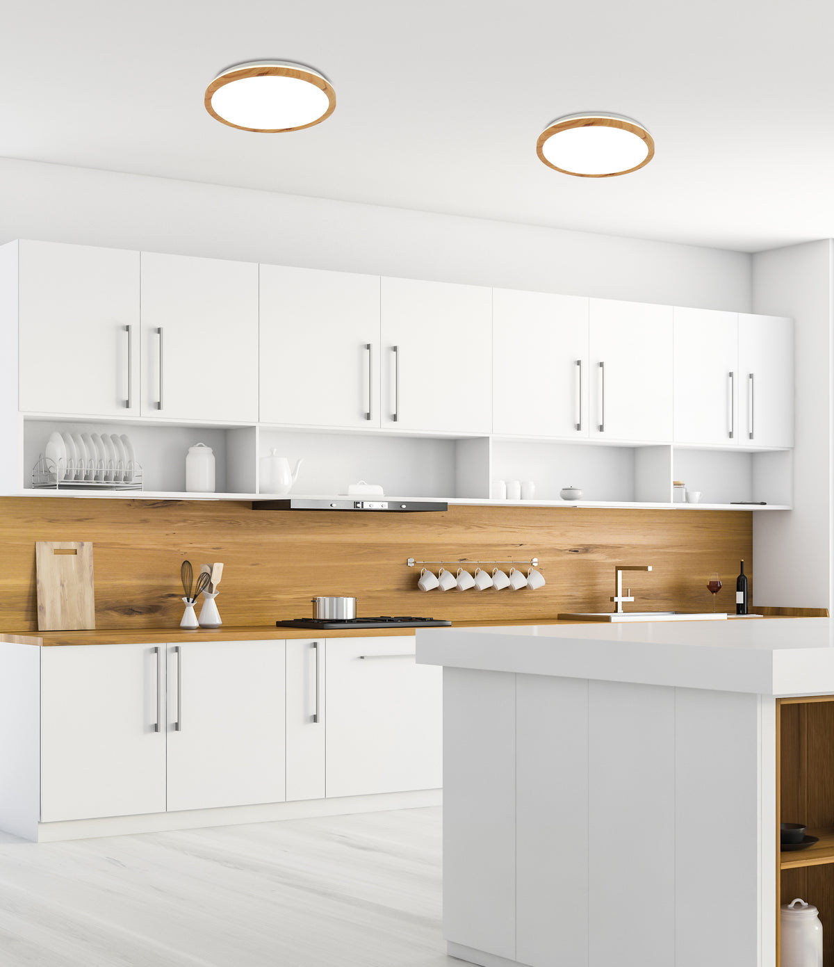 Cuisine équipée vue d'ensemble, plan de travail bois et façades blanches sous luminaires