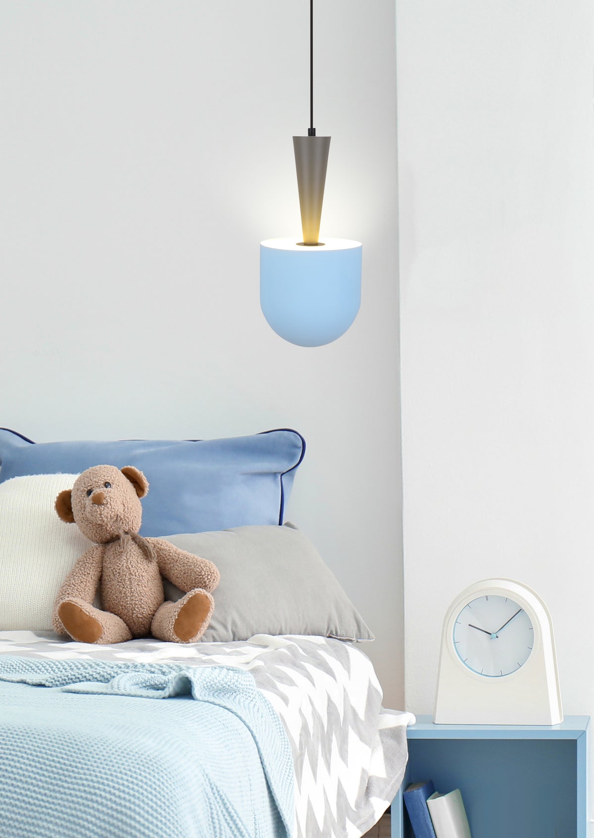 Mise en ambiance chambre d'enfant, suspension allumée au-dessus du lit avec ours en peluche