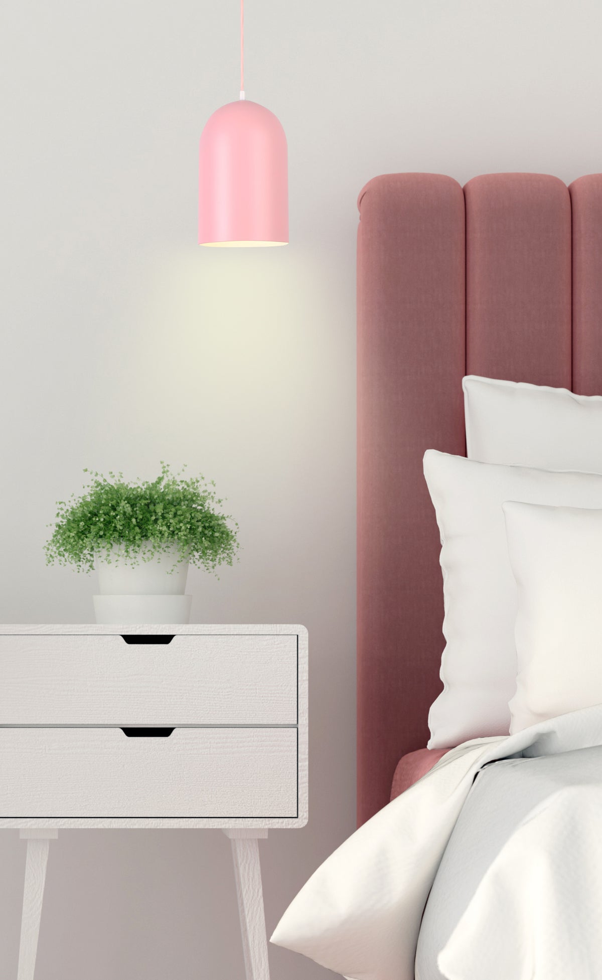 Mise en ambiance de la suspension rose suspendue près d'un lit à tête capitonnée.