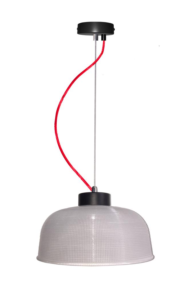 Suspension noire avec câble rouge et abat-jour en verre strié.