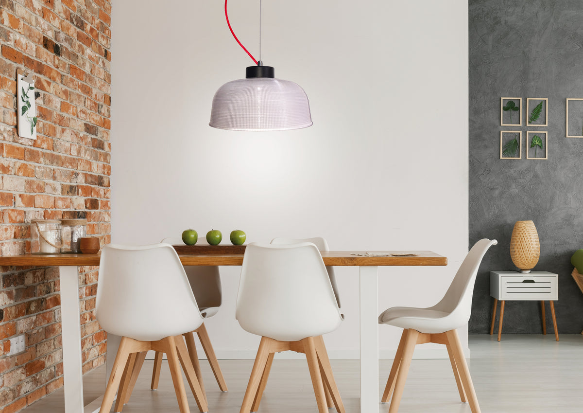 Suspension allumée au-dessus d'une table à manger dans un intérieur moderne.