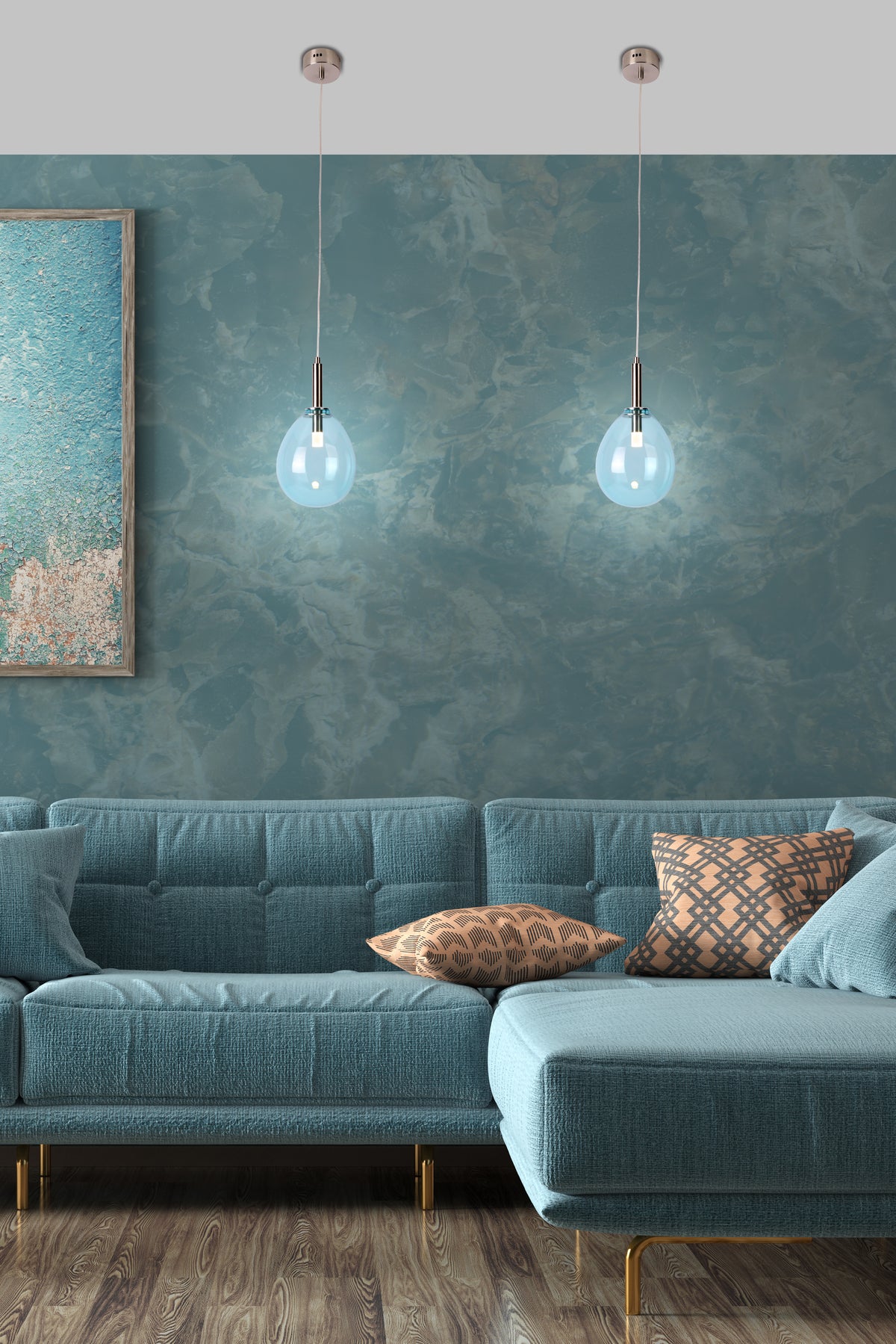 Mise en ambiance avec deux suspensions bleues au-dessus d'un canapé bleu et mur texturé.