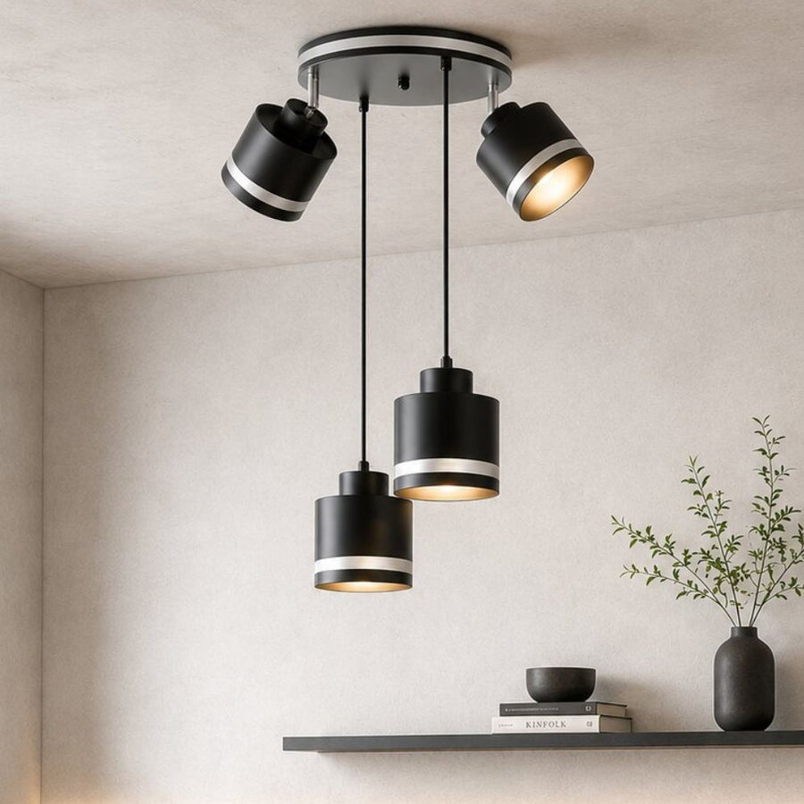 Vue en situation sous plafond, spots orientables et suspensions cylindriques allumées avec étagère