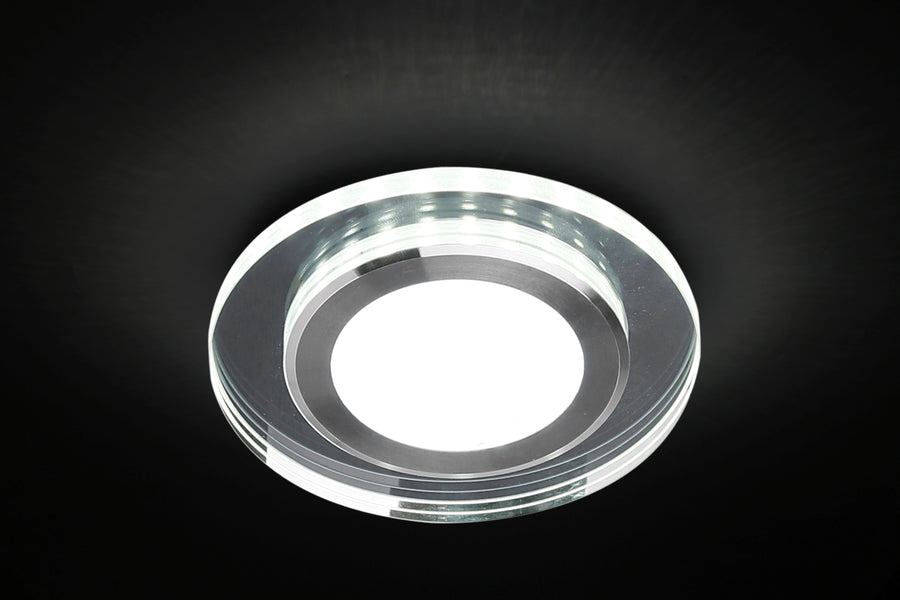 Spot LED allumé sur fond noir, halo blanc diffus au centre
