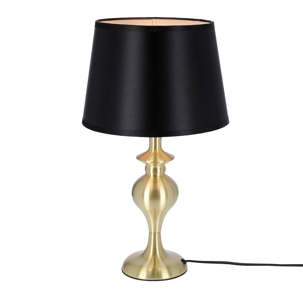 Détail de la lampe à poser dorée, abat-jour noir, câble noir sur fond neutre.