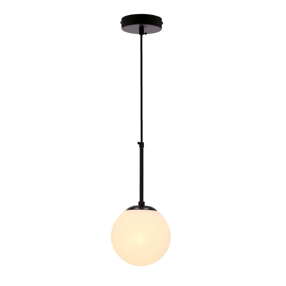 Suspension allumée, sphère en verre blanc diffusant une lumière chaude, tige noire verticale.