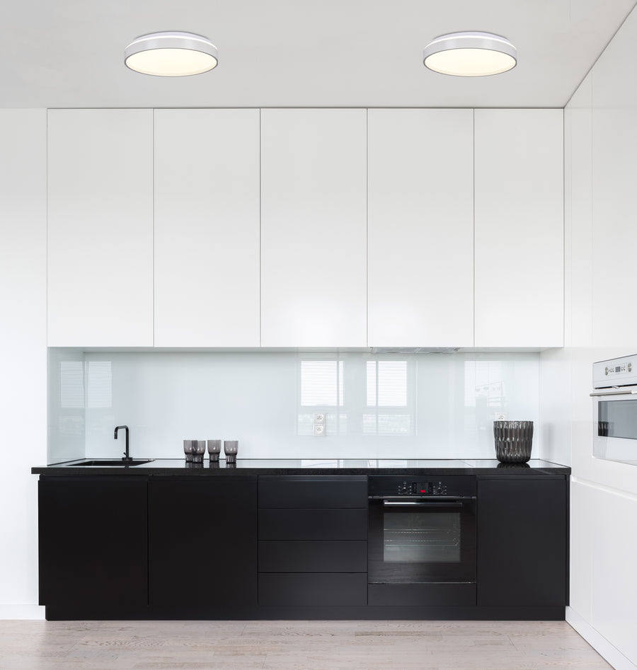 Deux exemplaires du luminaire fixés au plafond d'une cuisine contemporaine