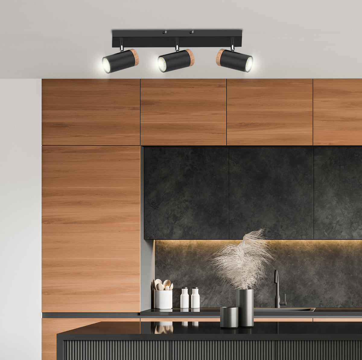 Mise en ambiance du plafonnier dans une cuisine bois et noir au-dessus de l'évier