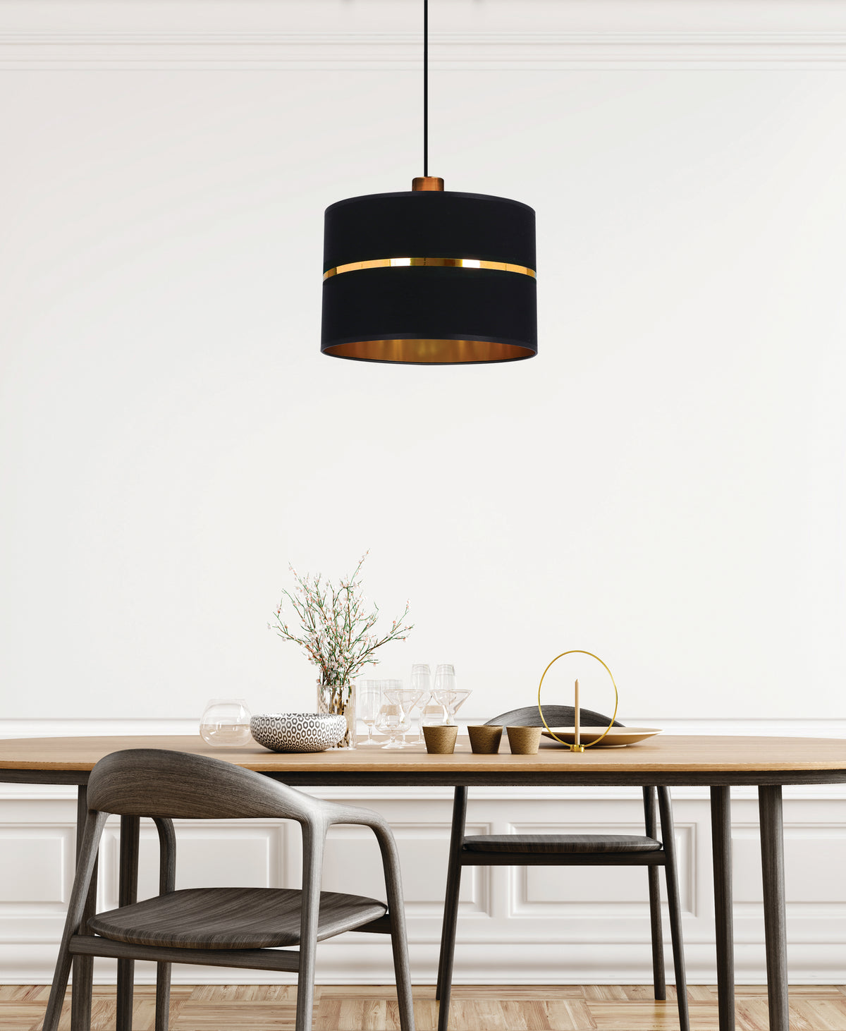 Mise en situation du luminaire suspendu au-dessus d'une table à manger en bois clair.