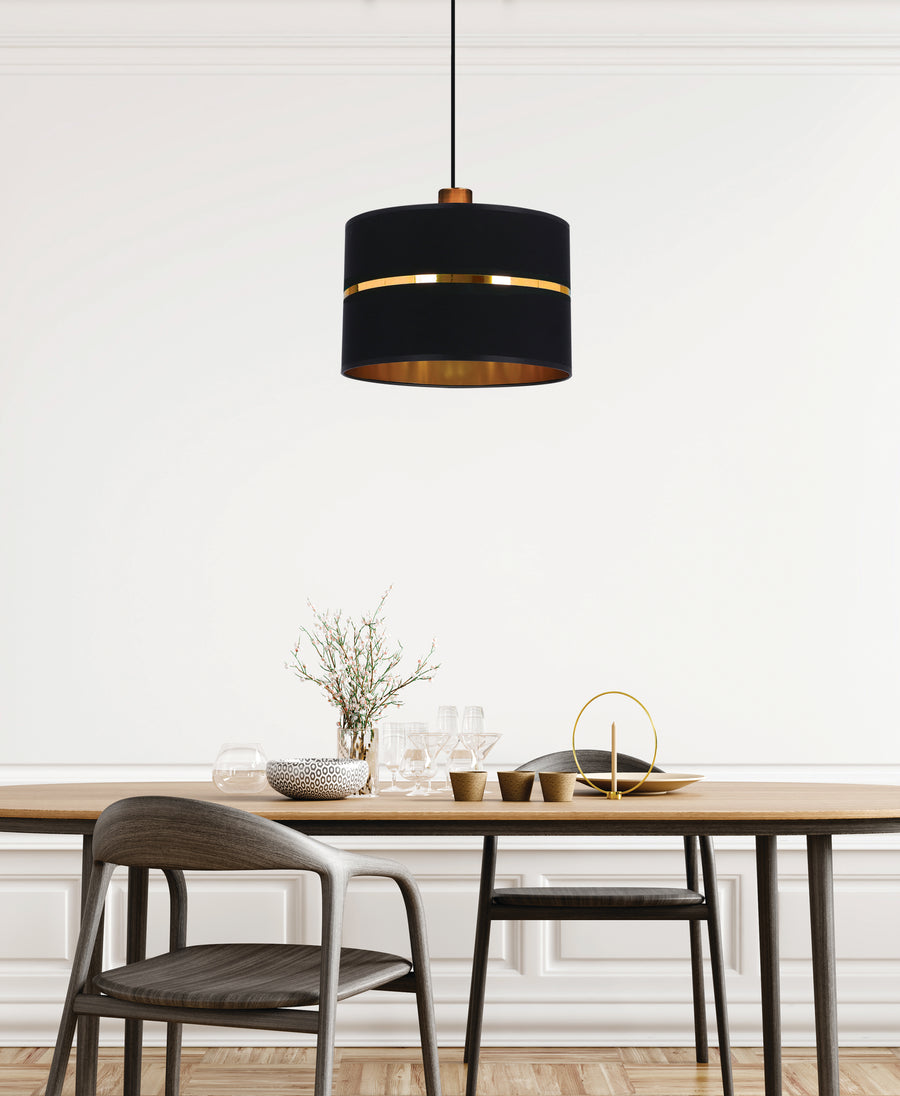 Mise en situation du luminaire suspendu au-dessus d'une table à manger en bois clair.