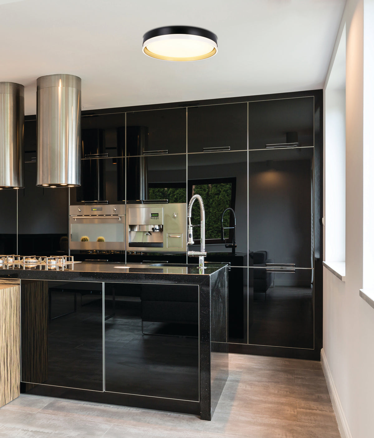 Mise en ambiance du luminaire allumé au plafond d'une cuisine noire moderne