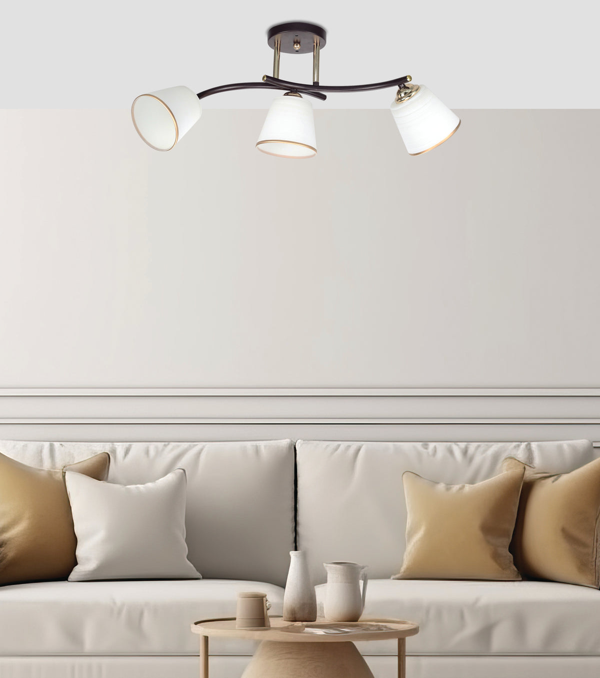 Mise en ambiance du plafonnier au-dessus d'un canapé beige avec coussins dorés