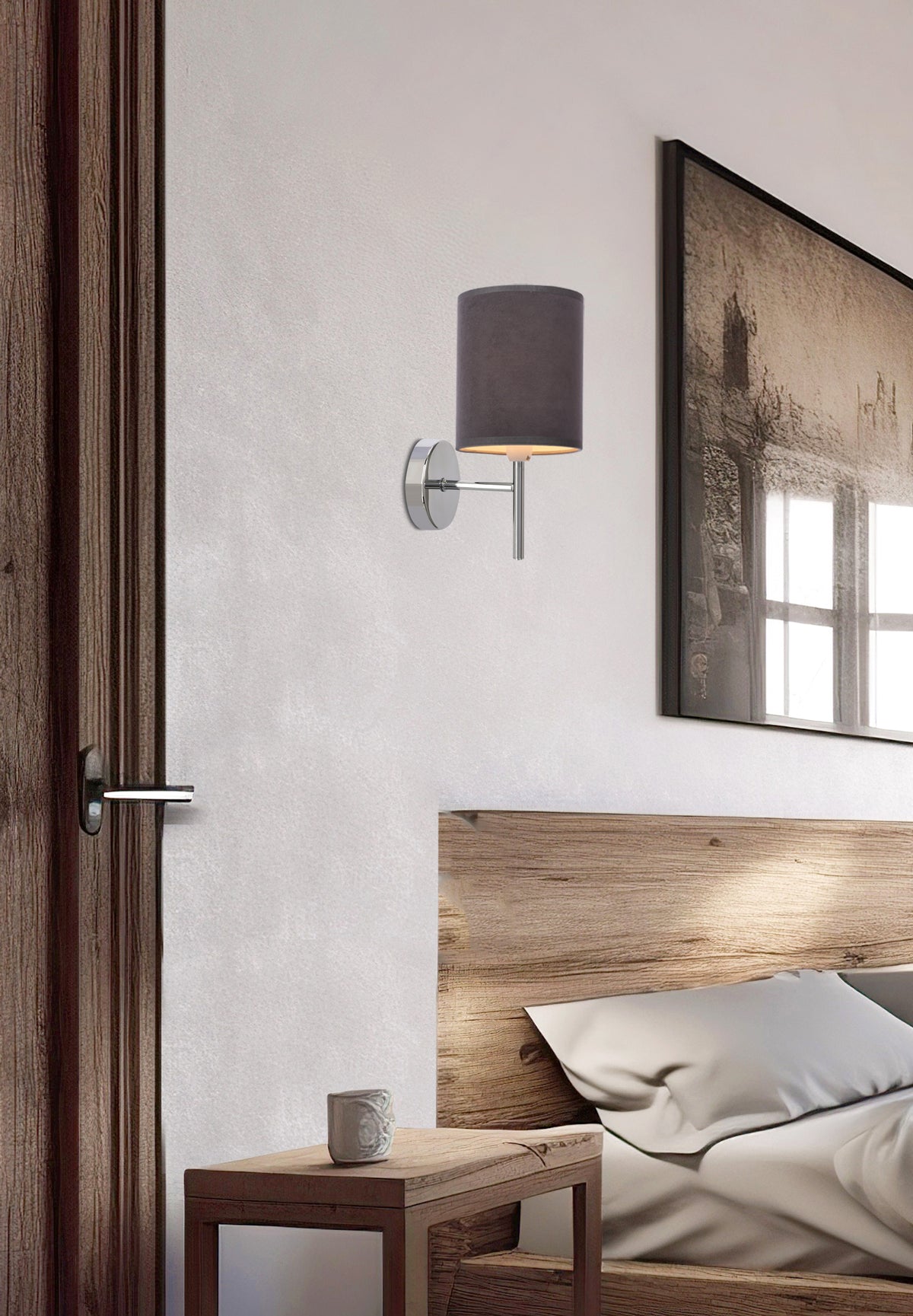 Mise en ambiance d'une chambre, applique allumée au-dessus d'une table de chevet