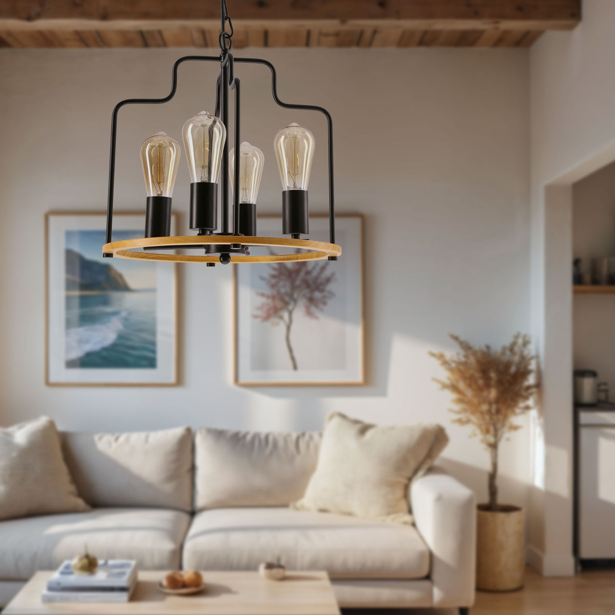 Mise en ambiance du luminaire suspendu au-dessus d'un canapé beige dans un salon.