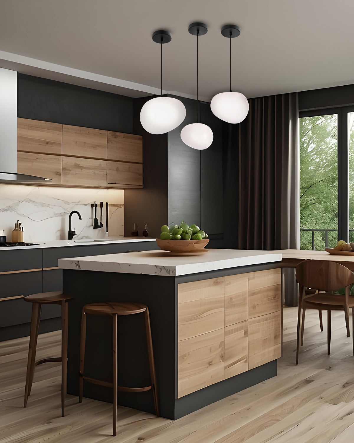 Cuisine moderne avec trois suspensions blanches et noires au-dessus de l'îlot central en bois