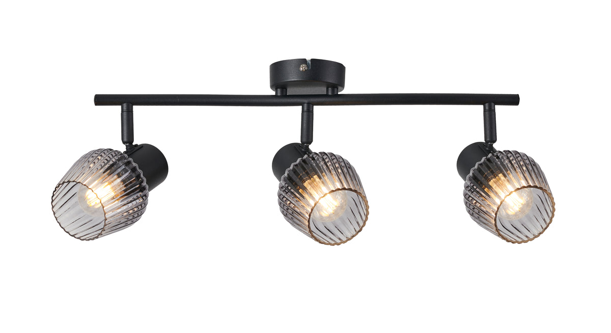 Plafonnier noir trois spots orientables en verre strié, vu de face sur fond blanc