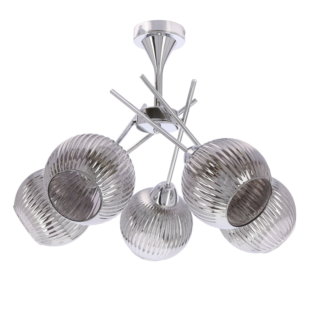 Suspension cinq globes en verre strié et structure chromée sur fond blanc.