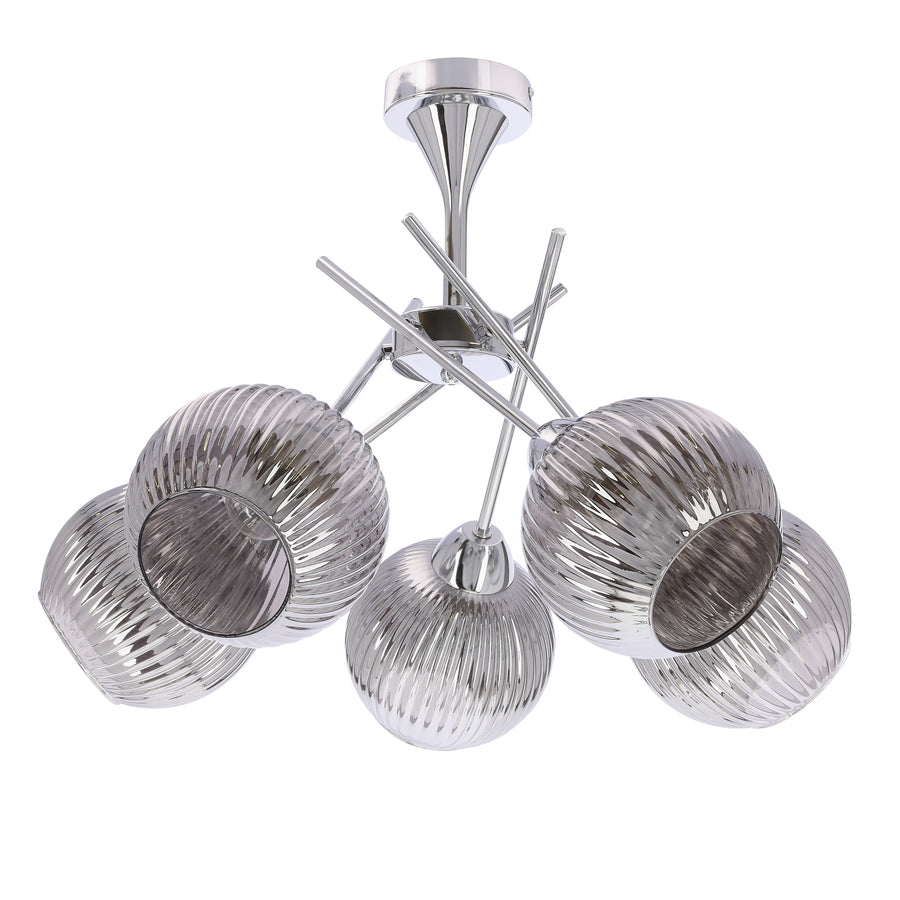 Suspension cinq globes en verre strié et structure chromée sur fond blanc.