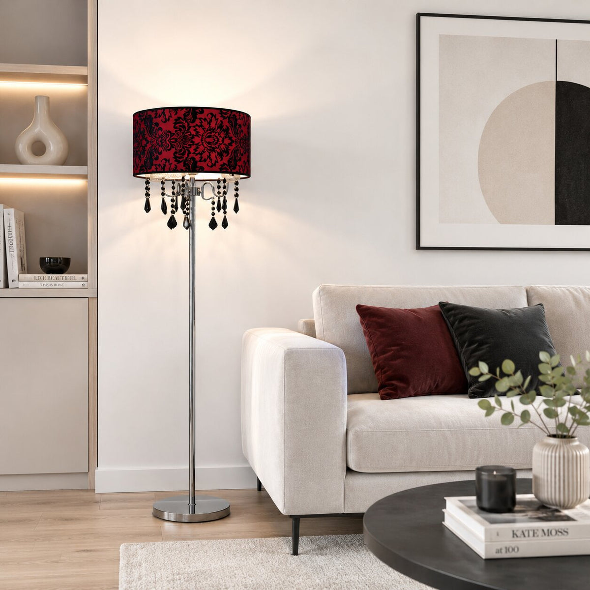 Mise en ambiance dans un salon clair, canapé beige, coussins bordeaux et noir