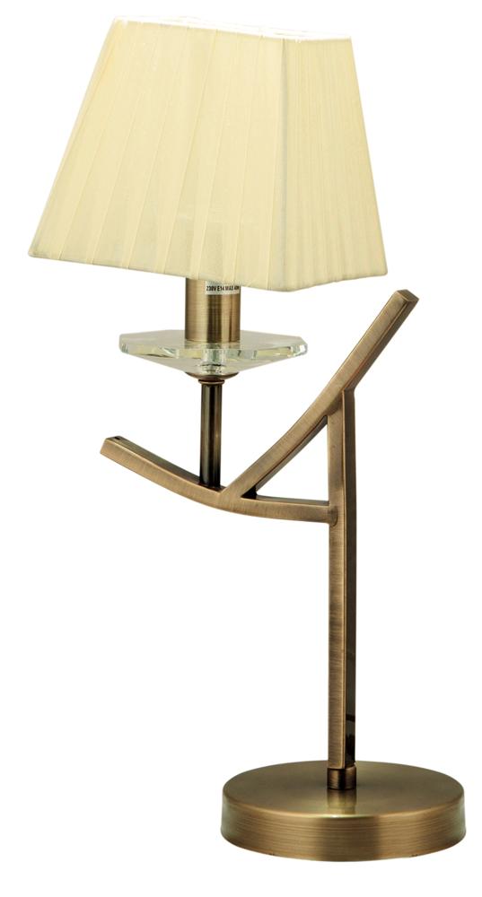 Lampe à poser vue de trois quarts, abat-jour beige plissé et finition laiton