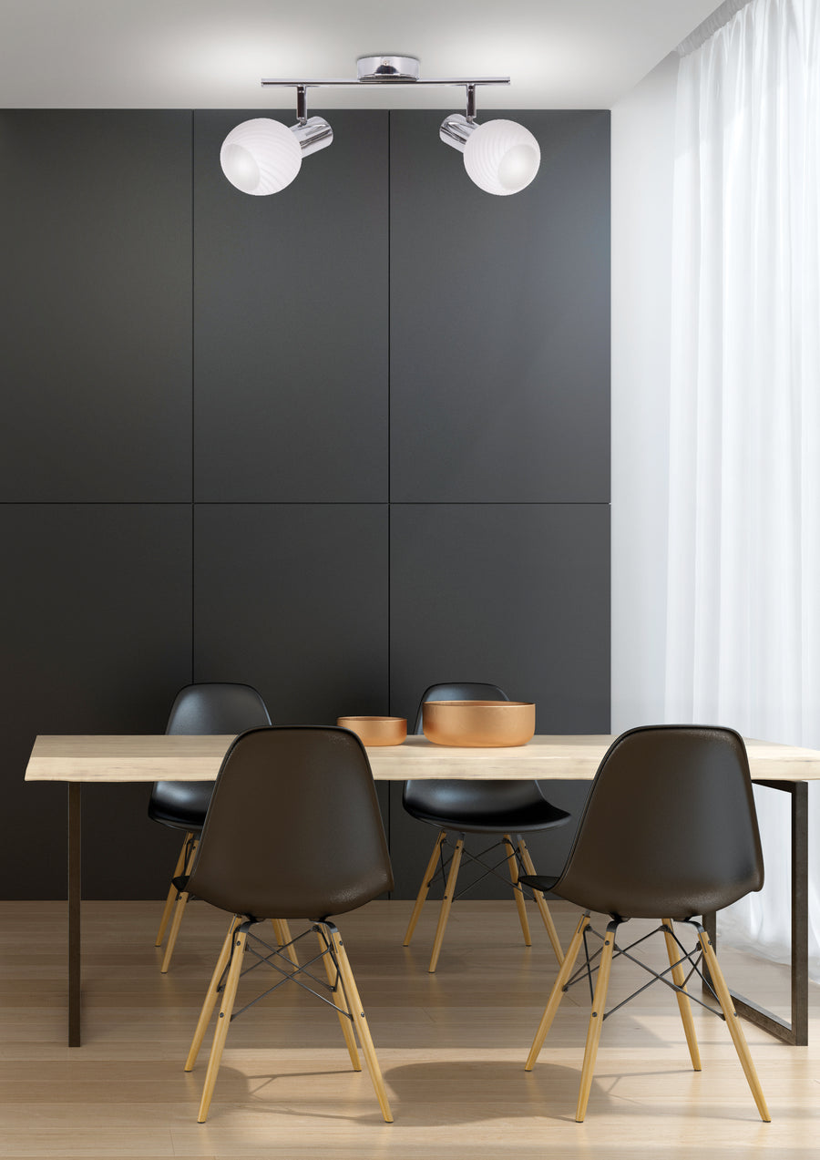 Luminaire fixé au plafond au-dessus d'une table à manger, intérieur moderne aux murs sombres.