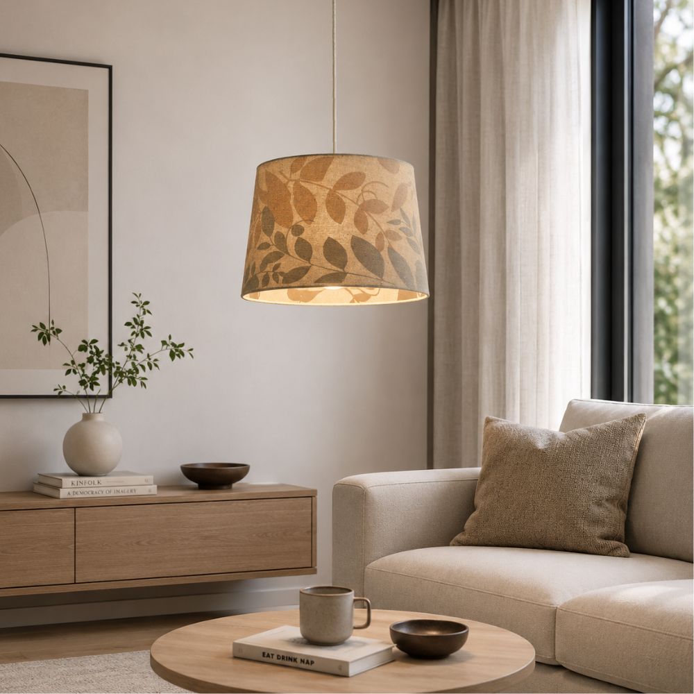 Vue en situation du luminaire suspendu dans un salon avec canapé et table basse