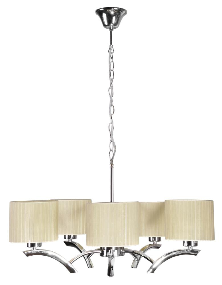 Luminaire suspendu seul sur fond blanc, cinq abat-jours cylindriques crème et structure chromée