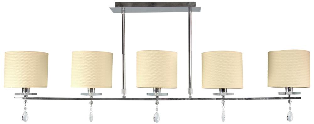 Suspension cinq lumières vue de face, abat-jours beiges et structure chromée brillante