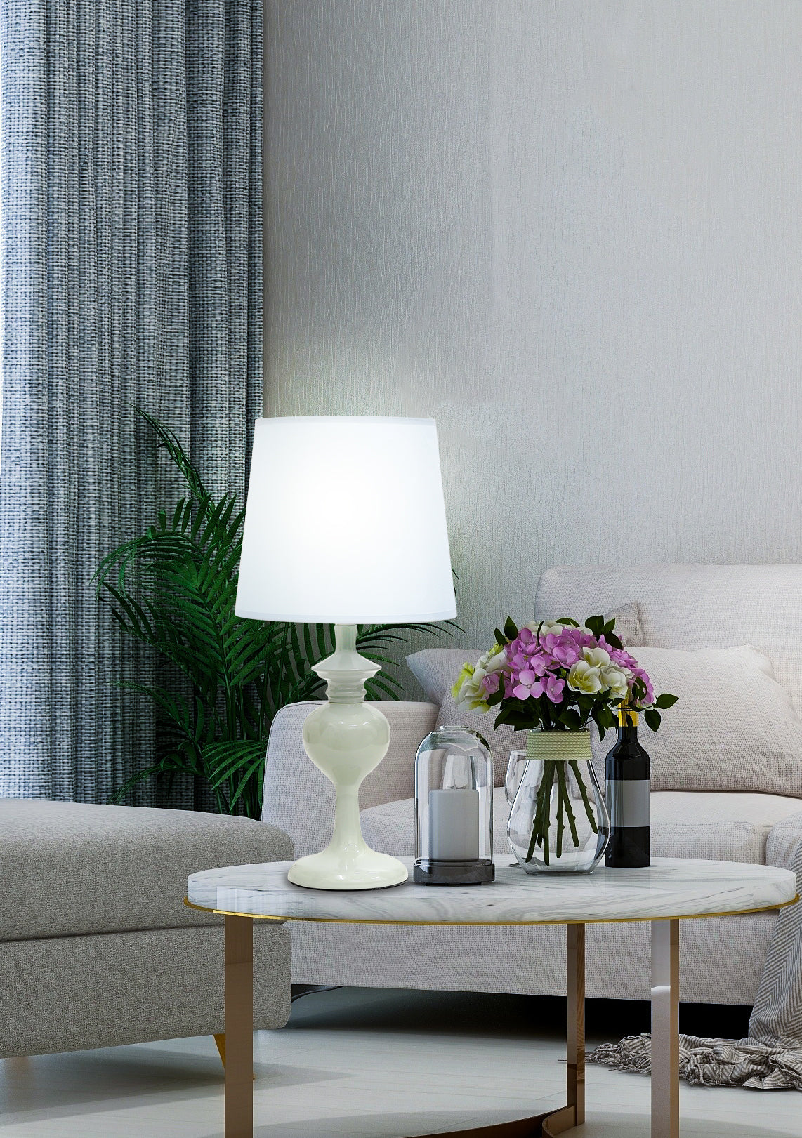 Lampe allumée posée sur une table basse dans un salon contemporain avec canapé et plante.