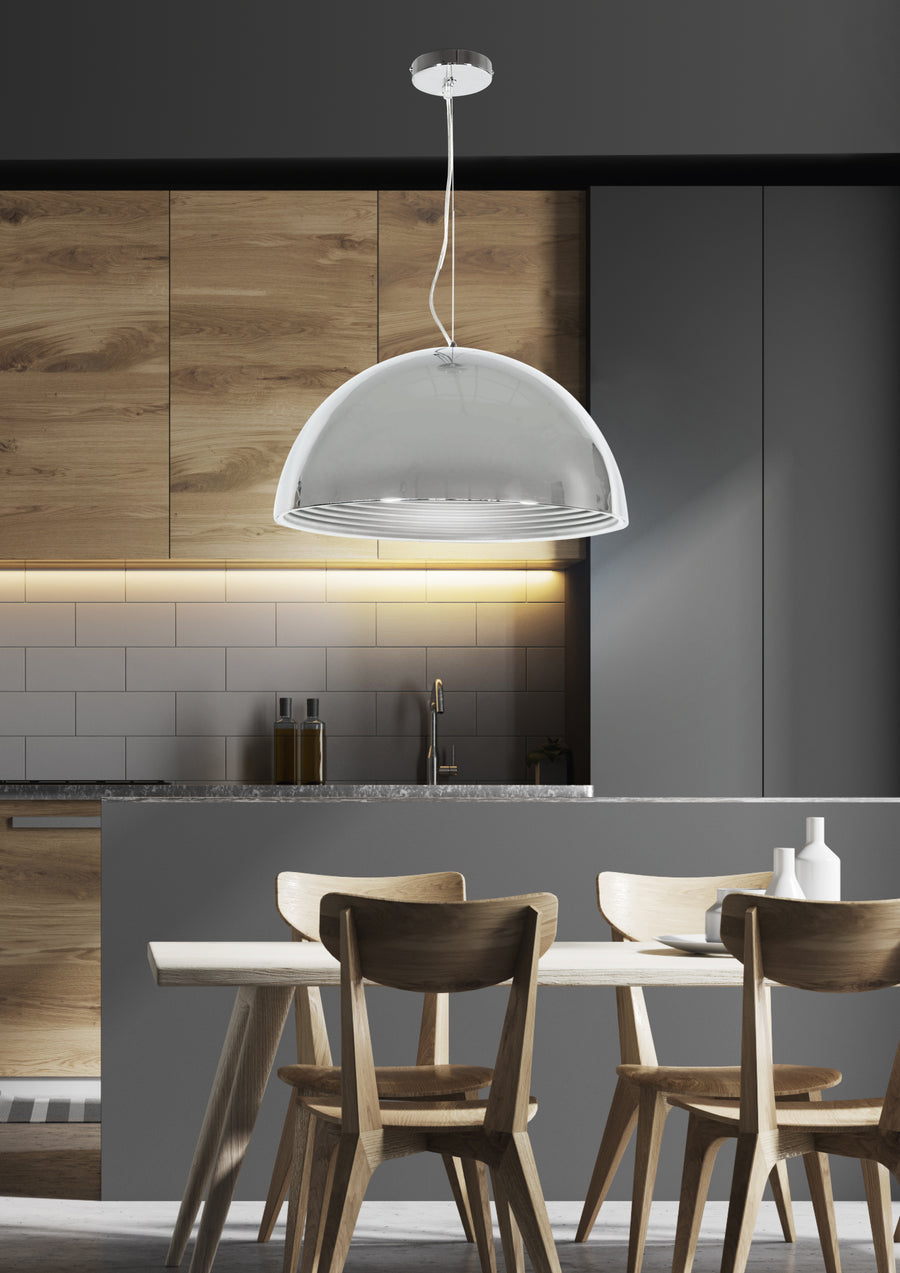 Luminaire suspendu éclairé au-dessus d'une table en bois dans une cuisine moderne