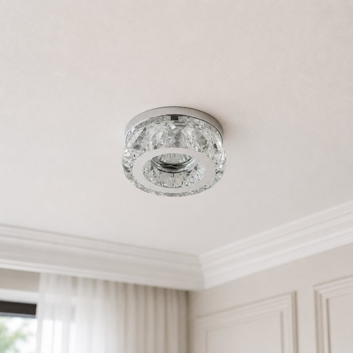Spot éteint fixé au plafond blanc mouluré, verre cristal taillé en couronne