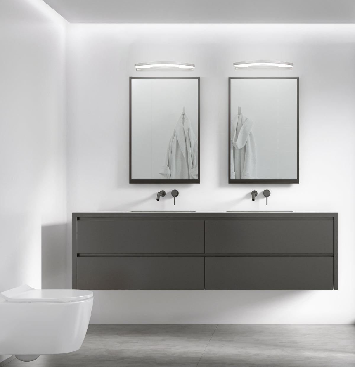 Mise en ambiance salle de bain moderne, applique chromée allumée au-dessus d'un miroir rectangulaire
