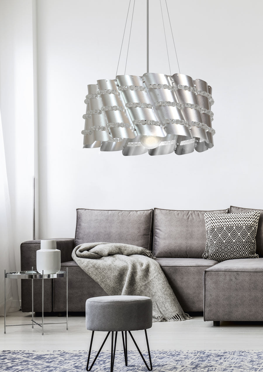 Suspension allumée au-dessus d'un canapé gris dans un salon contemporain
