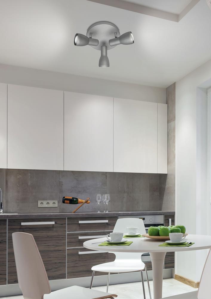 Vue en situation du luminaire éclairant un coin repas, avec trois spots dirigés vers le bas.