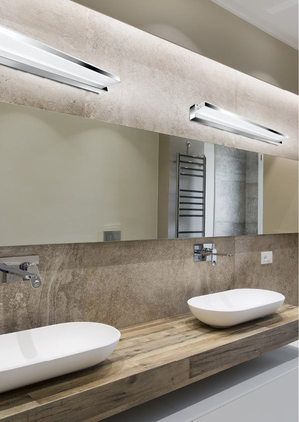 Mise en ambiance dans une salle de bain, deux appliques au-dessus des vasques et du miroir.